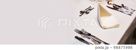 カトラリー コース料理 【 テーブルマナー の イメージ 】 カトラリー コース料理 【 テーブルマナー の イメージ 】 98875986