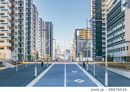 都市の建設現場　売り出し中の新築マンション 98876039