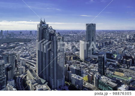 東京都 都庁南展望室から横浜方面、新宿パークタワー、東京オペラシティの眺望 東京都 都庁南展望室から横浜方面、新宿パークタワー、東京オペラシティの眺望 98876305