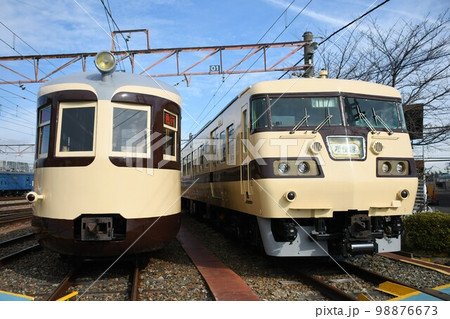 車両基地で並ぶ52系と117系電車 98876673