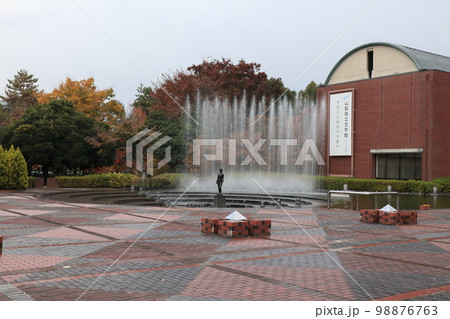 山梨県甲府市の山梨県立文学館の風景 山梨県甲府市の山梨県立文学館の風景 98876763