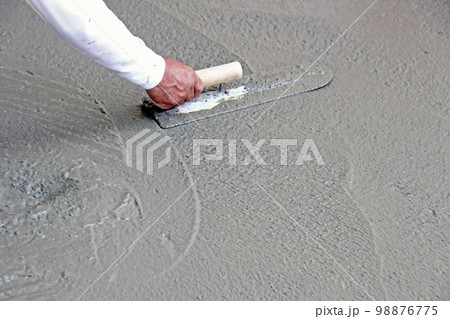 左官職人の土間コンクリート打ち 左官職人の土間コンクリート打ち 98876775