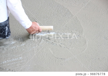 左官職人の土間コンクリート打ち 98876778