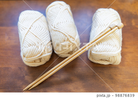 ベージュ色の毛糸だま　編みもののイメージ素材 98876839