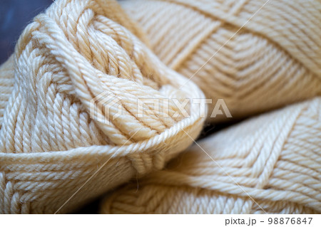ベージュ色の毛糸だまのクローズアップ 編みもののイメージ素材 ベージュ色の毛糸だまのクローズアップ 編みもののイメージ素材 98876847