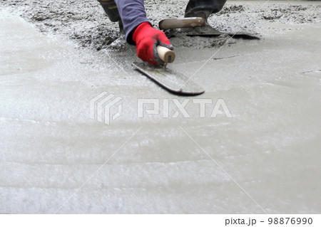 左官職人による土間コンクリート打設工事 98876990