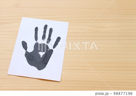 手形 右手(画用紙・机の上・コピースペース) 手形 右手(画用紙・机の上・コピースペース) 98877196
