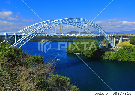 【長崎県】晴天の新西海橋（針尾瀬戸） 98877316