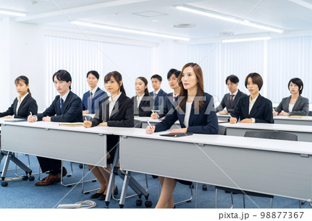 会議　セミナー　講習　研修　勉強会　ビジネス　ビジネスマン　オフィス 98877367