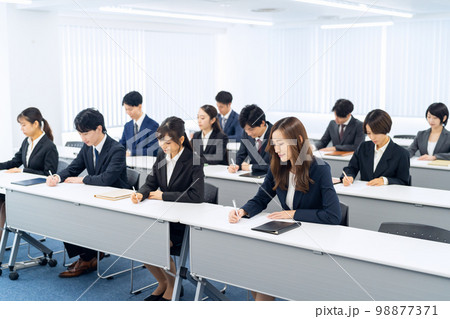 会議　セミナー　講習　研修　勉強会　ビジネス　ビジネスマン　オフィス 98877371