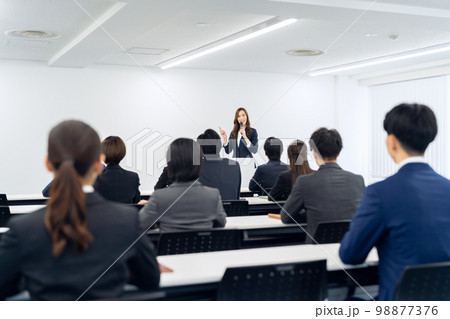 会議 セミナー 講習 研修 勉強会 ビジネス ビジネスマン オフィスの写真素材 [98877376] - PIXTA