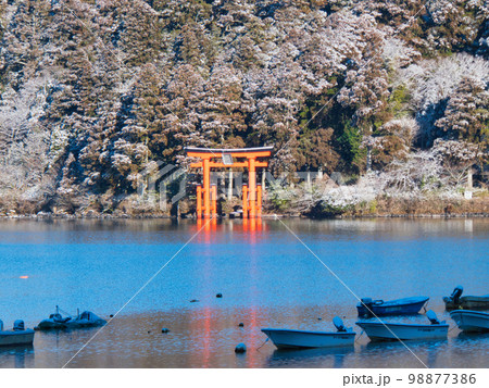 冬の箱根神社と芦ノ湖と富士山 冬の箱根神社と芦ノ湖と富士山 98877386