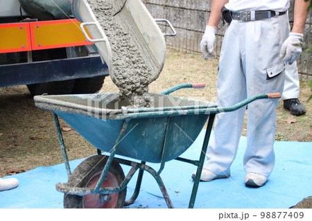 建設現場のコンクリート打設作業 98877409
