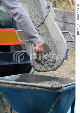 建設現場のコンクリート打設作業 98877410