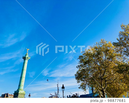 秋晴れのパリのバスティーユの風景 秋晴れのパリのバスティーユの風景 98877681