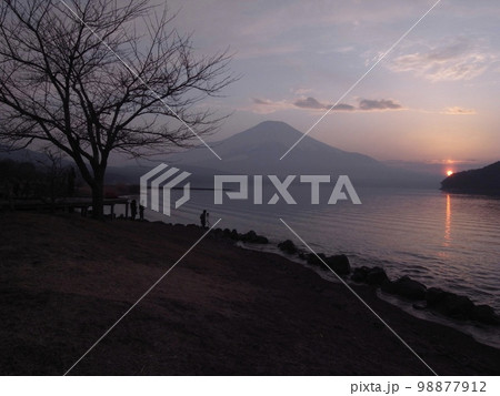 夕暮れ山中湖にフォトグラファーとカップル 98877912