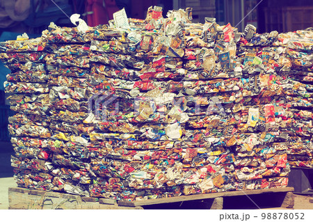 プレスされた空き缶 スチール缶(Cプレス) プレスされた空き缶 スチール缶(Cプレス) 98878052