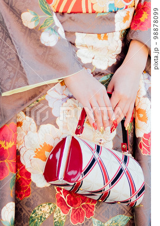 綺麗なネイルと着物を着た女性 98878099