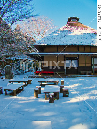 雪の箱根街道の甘酒茶屋の写真素材 [98878147] - PIXTA