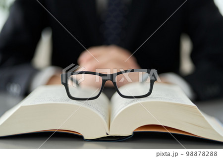 メガネと辞書の知的労働のイメージ メガネと辞書の知的労働のイメージ 98878288