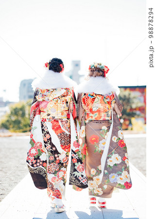着物を着た若い女性の後ろ姿 98878294