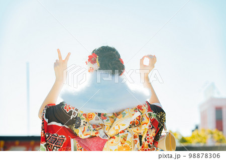 着物を着た若い女性の後ろ姿 98878306