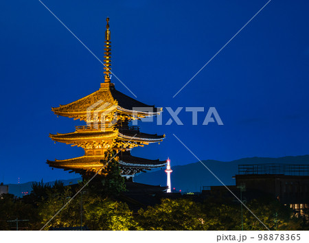 京都イメージ　八坂の塔と京都タワー 98878365