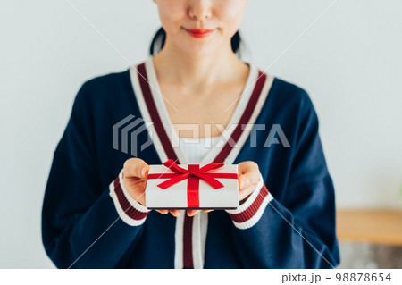 プレゼントを渡す若い女性 プレゼントを渡す若い女性 98878654
