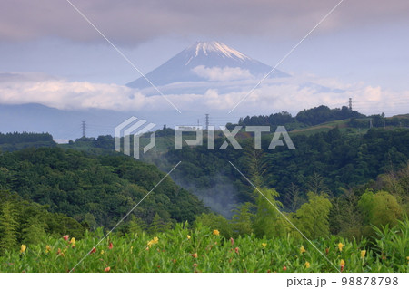 六月の空と冠雪富士 98878798