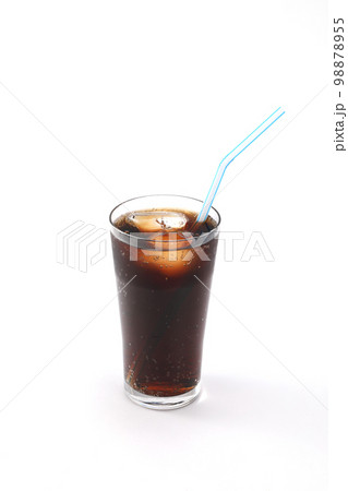 グラスに注がれたコーラ 98878955