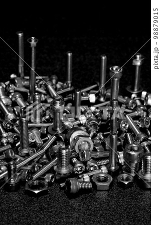 ボルトとナットの集合（機械部品イメージ・縦構図） 98879015