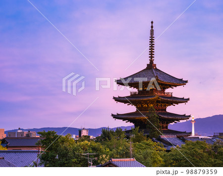夕暮れの京都　八坂の塔と京都タワー 98879359