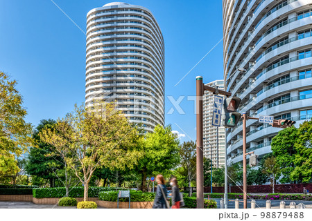 横浜みなとみらいの都市風景　高層ビルと青空 98879488