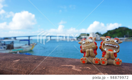 沖縄の海とシーサー 沖縄県本部町 渡久地港 98879972
