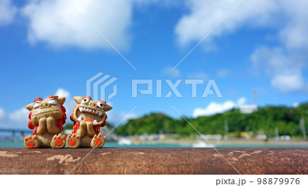 沖縄の海とシーサー 沖縄県本部町 渡久地港 沖縄の海とシーサー 沖縄県本部町 渡久地港 98879976