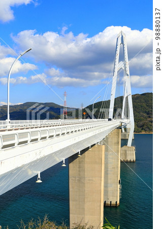 【長崎県】晴天の大島大橋（呼子の瀬戸） 98880137