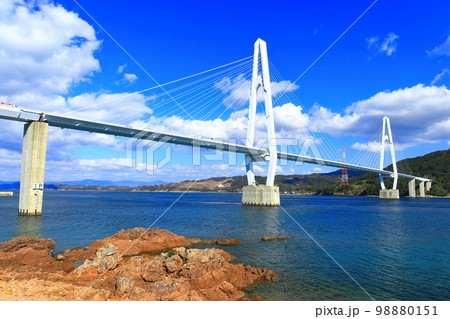 【長崎県】晴天の大島大橋（呼子の瀬戸） 98880151