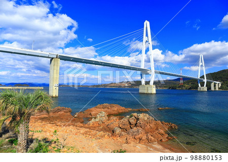 【長崎県】晴天の大島大橋（呼子の瀬戸） 98880153