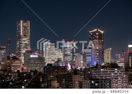 【神奈川県】横浜みなとみらいと住宅街の夜景 98880354