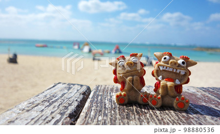 沖縄の海とシーサー 沖縄県読谷村 残波ビーチ 98880536