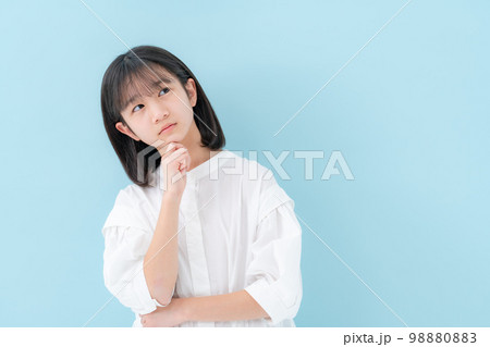 悩む女の子 悩む女の子 98880883