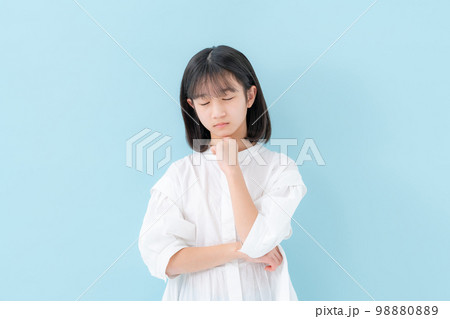 悩む女の子 悩む女の子 98880889