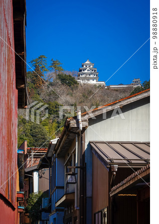 郡上八幡の町並み見下ろす郡上八幡城(岐阜県郡上市) 郡上八幡の町並み見下ろす郡上八幡城(岐阜県郡上市) 98880918