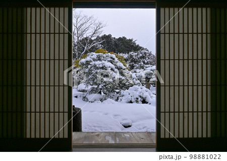 京都市岩倉 妙満寺の雪見障子から観る雪の庭 98881022