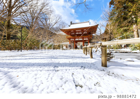 室生寺の雪景色 98881472
