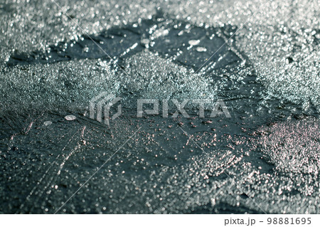 青から赤くと不思議な氷河色にキラキラと輝く凍った池の水面テクスチャー。 98881695