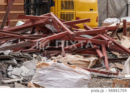 解体工事現場で鉄骨を廃棄する重機 解体工事現場で鉄骨を廃棄する重機 98881709
