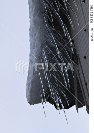 曲線美あふれる多数のつららの写真素材 [98881766] - PIXTA