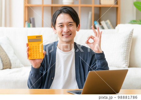 計算機を持って喜ぶミドル男性 OK 計算機を持って喜ぶミドル男性 OK 98881786