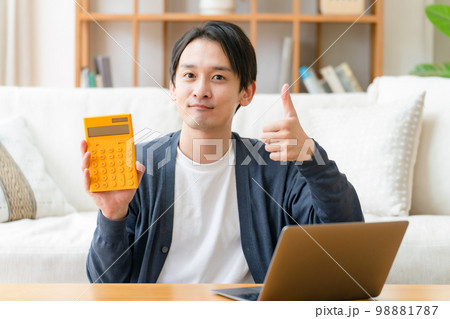 計算機を持って喜ぶミドル男性 サムズアップ 計算機を持って喜ぶミドル男性 サムズアップ 98881787